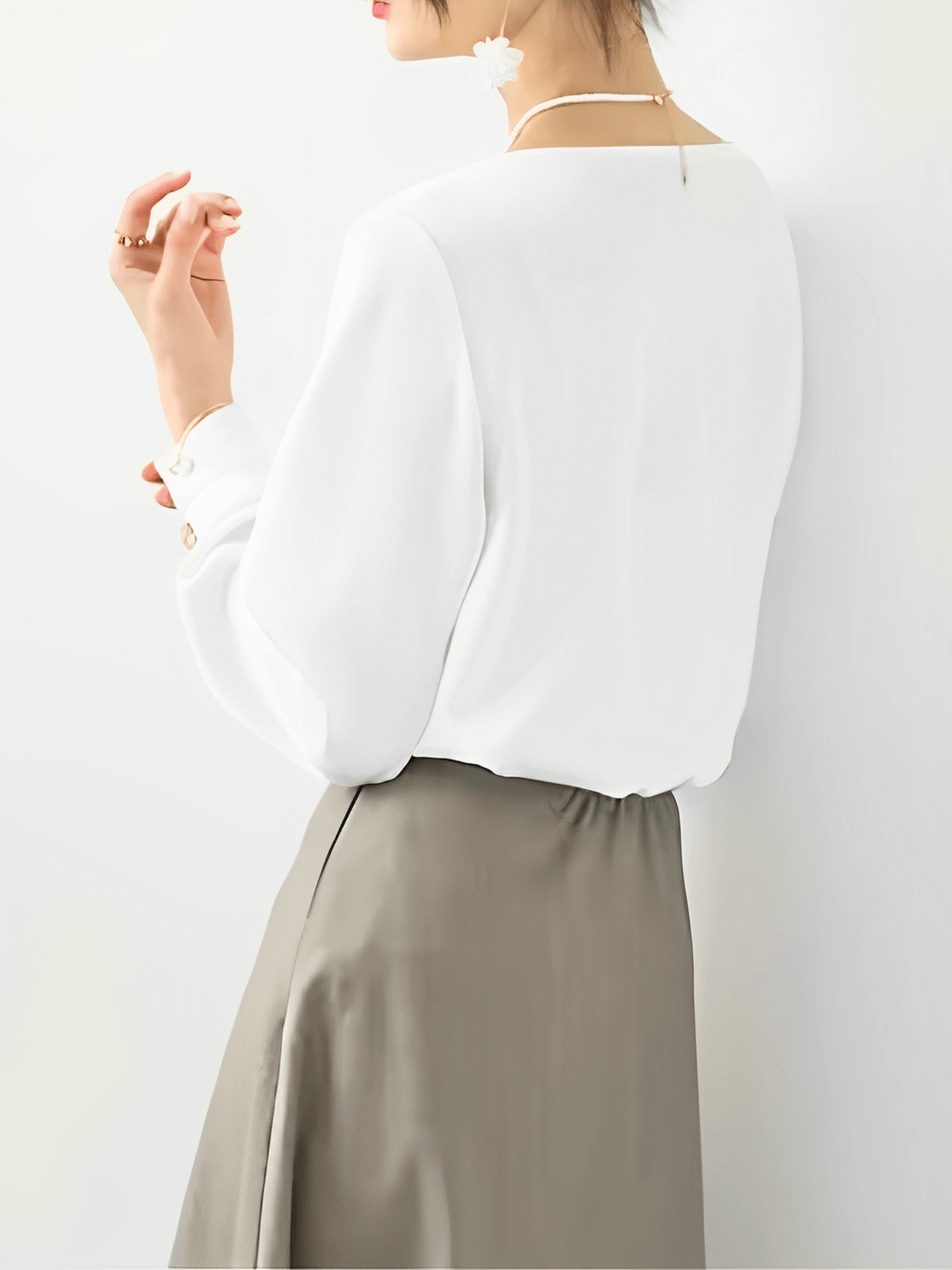 Blusa Acetinada com Decote Assimétrico e Punho com Botão – Dolores