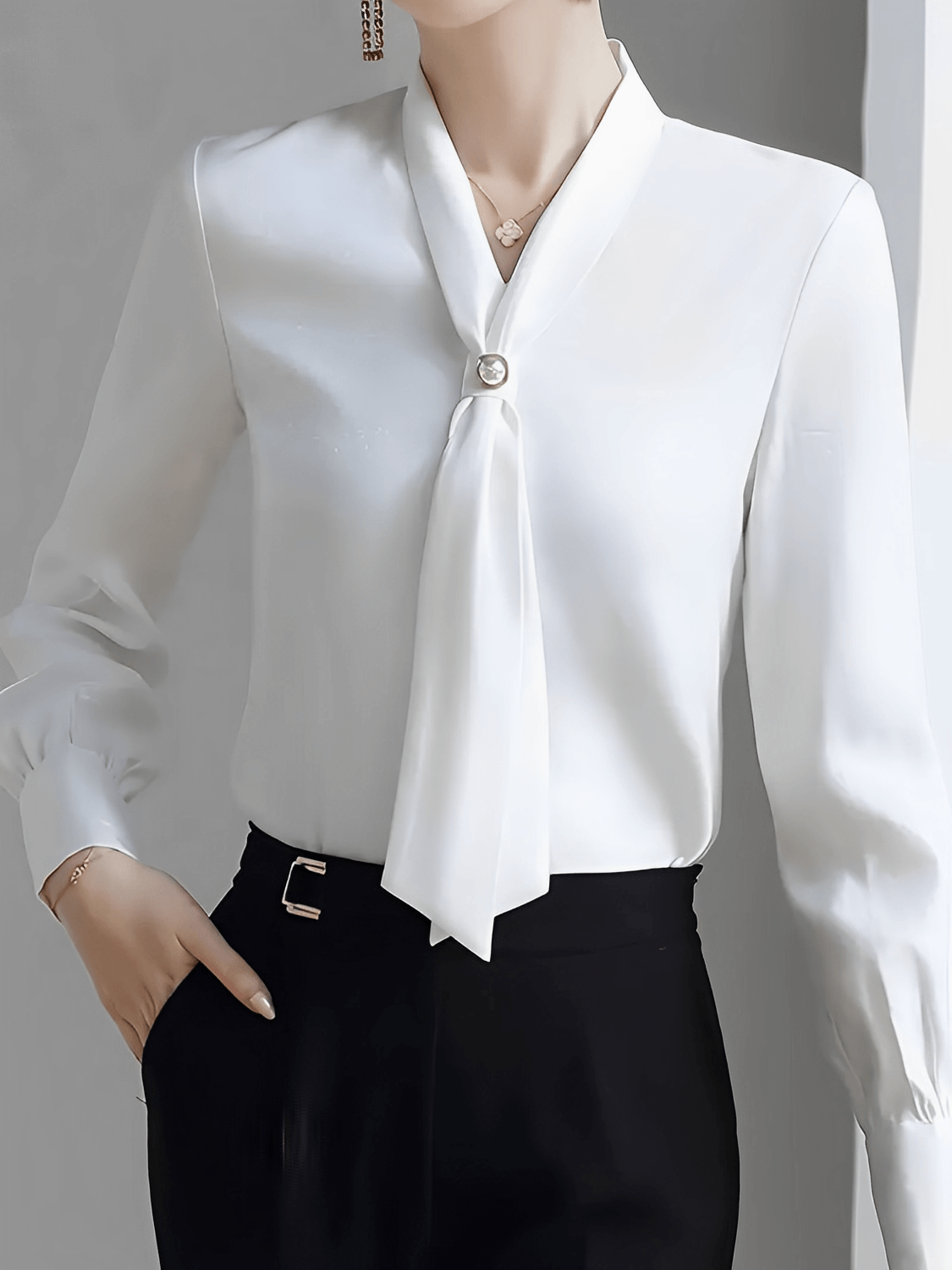 Camisa Feminina em Chiffon com Gola Lenço e Botão Perolado - Eulália [FRETE FULL]