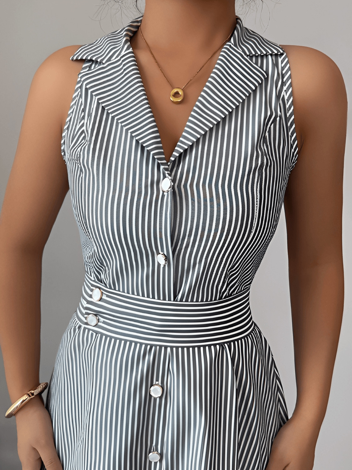 Vestido Feminino Chemise Listrado Midi Sem Manga com Gola Polo Botões Perolados e Faixa na Cintura– Liliana