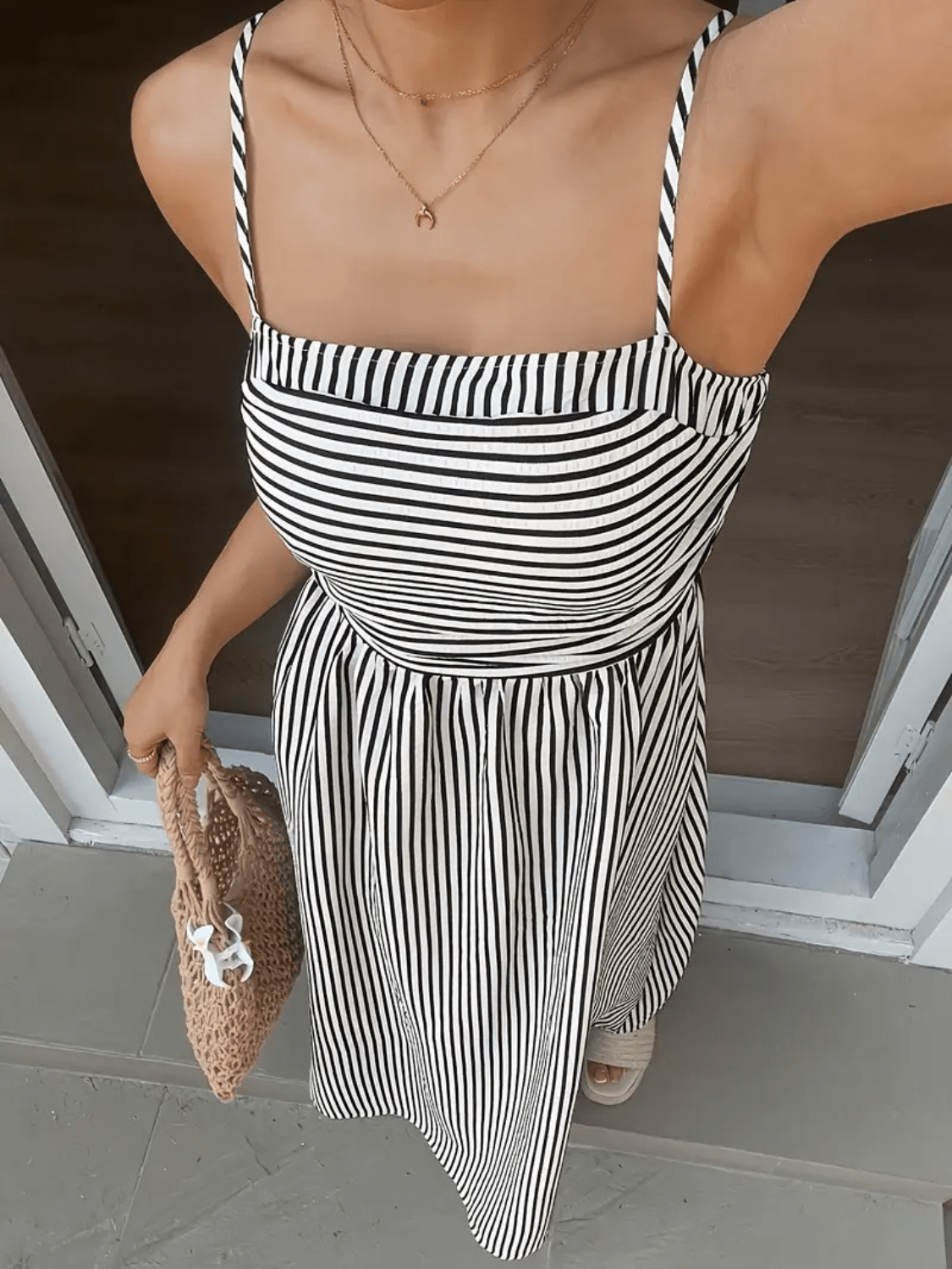 Vestido Feminino Maxi Listrado com Alças Finas Detalhe Franzido na Cintura e Elástico nas Costas – Molie