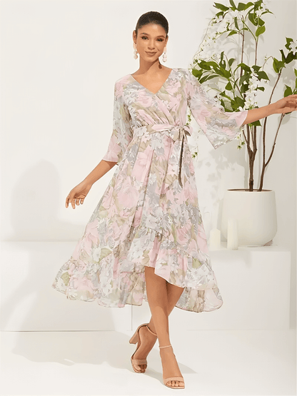 Vestido Feminino Midi Floral em Chiffon Modelagem Evasê com Babado Assimétrico Mangas Sino e Faixa-Cinto  – Alexia