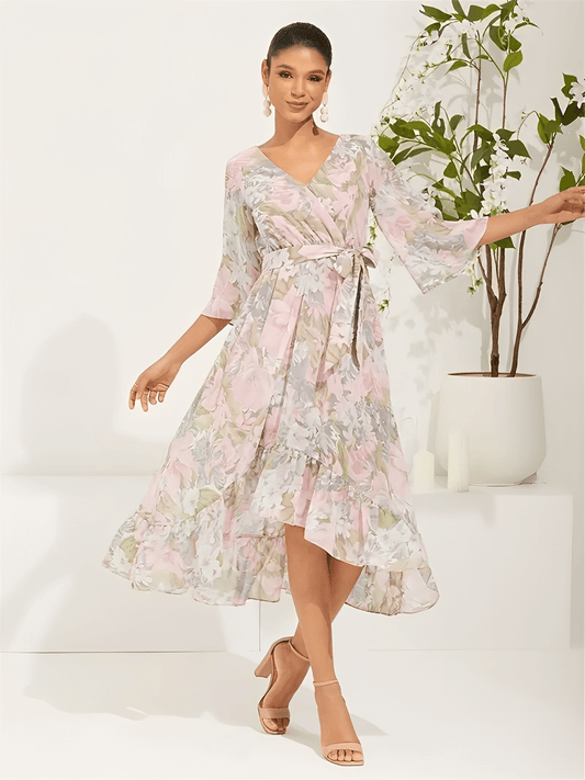 Vestido Feminino Midi Floral em Chiffon Modelagem Evasê com Babado Assimétrico Mangas Sino e Faixa-Cinto  – Alexia