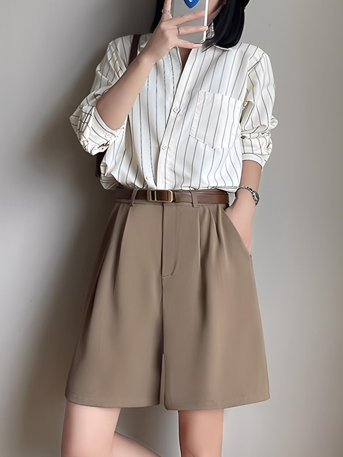 Bermuda Feminina em Alfaiataria com Pregas Elegantes Cintura Alta e Bolsos - Carola