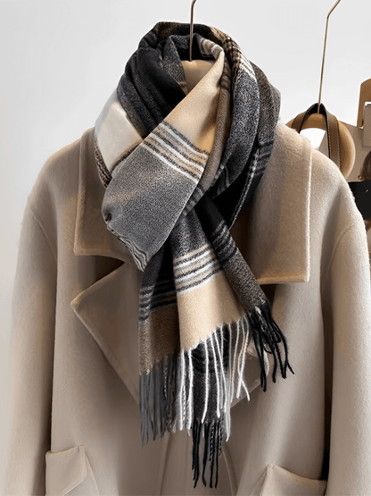 Cachecol Feminino em Caxemira Estampado em Xadrez Clássico e Acabamento com Franjas – Nadine