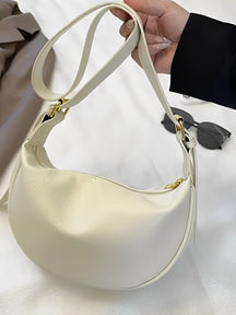 Bolsa Tiracolo Meia-Lua Couro PU Texturizado com Alça Ajustável - Roselyn