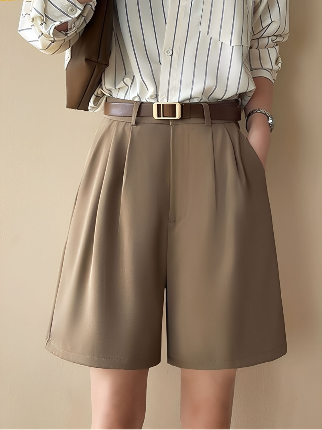 Bermuda Feminina em Alfaiataria com Pregas Elegantes Cintura Alta e Bolsos - Carola