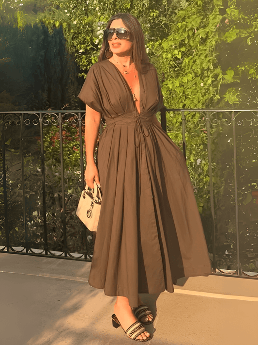 Vestido Feminino Maxi Estruturado Modelagem Evasê com Mangas Morcego Amarração Franzida na Cintura e Bolsos Laterais – Talita
