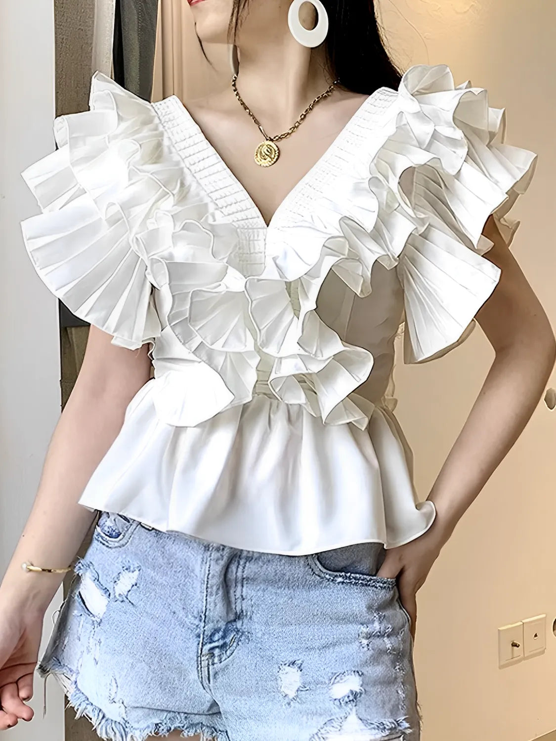 Blusa Feminina com Babados Decote em V com Botões - Isabella