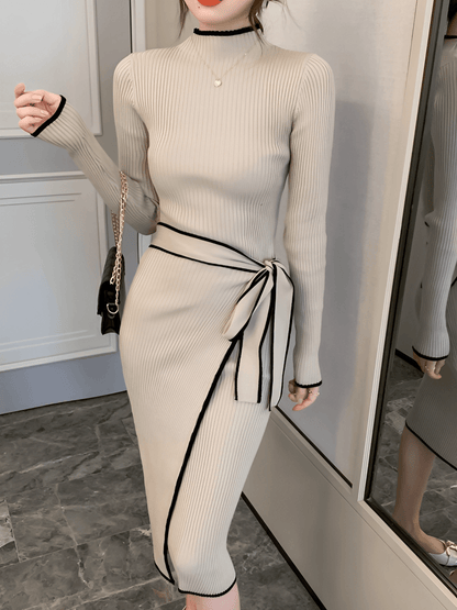 Vestido Feminino em Tricô Canelado com Gola Alta e Amarração Transpassada Lateral  – Apoline