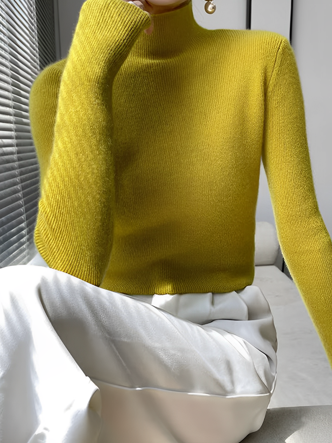 Suéter Feminino  de Tricô Canelado com Gola Alta – Saphira