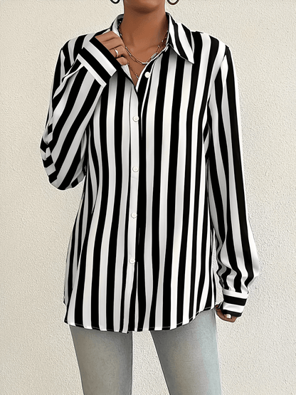 Camisa Feminina Listrada com Gola Polo Fechamento em Botões e Modelagem Alongada - Kesia