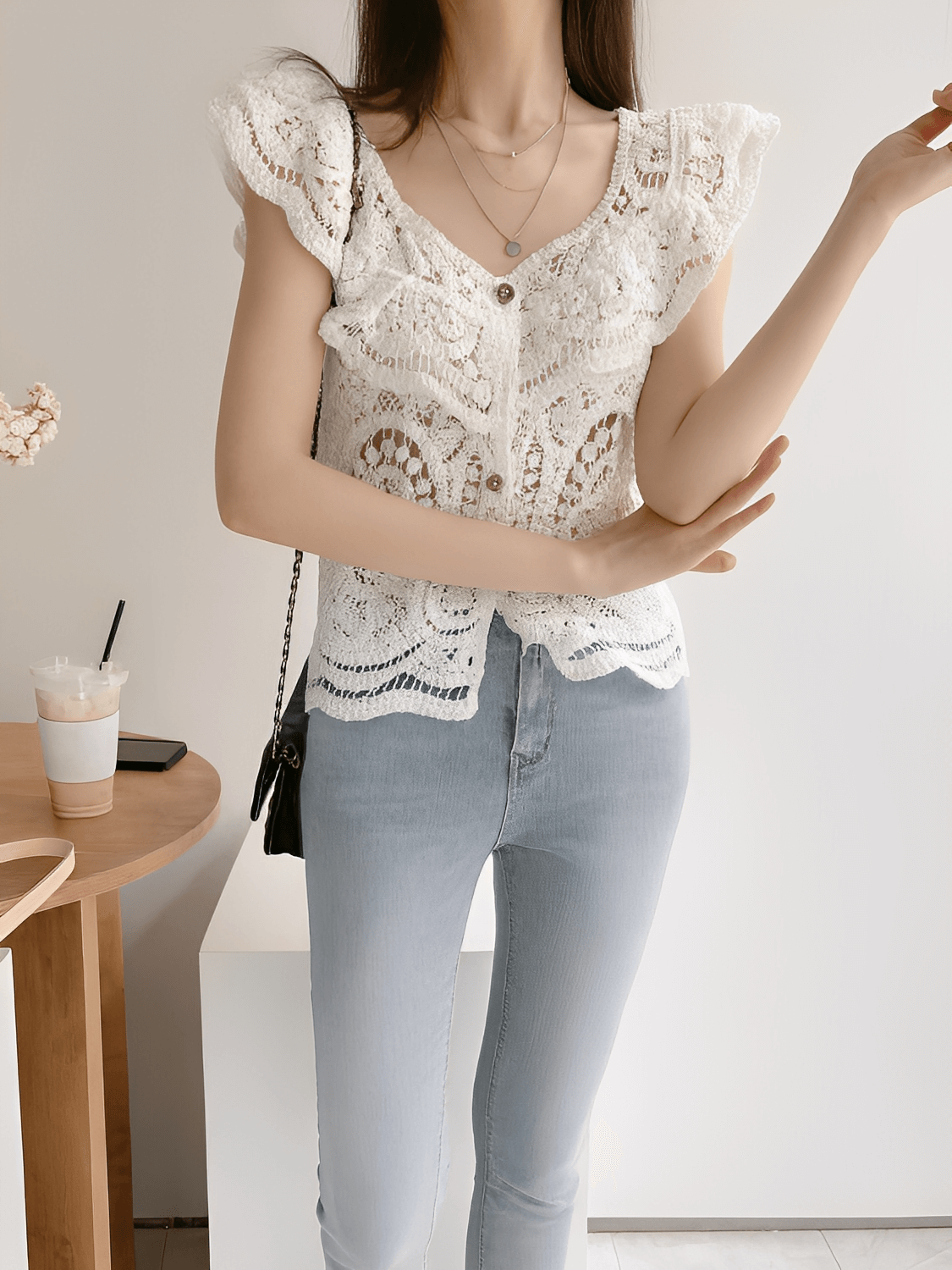 Blusa Feminina em Crochê Vazado com Babados nos Ombros e Botões  - Marvila