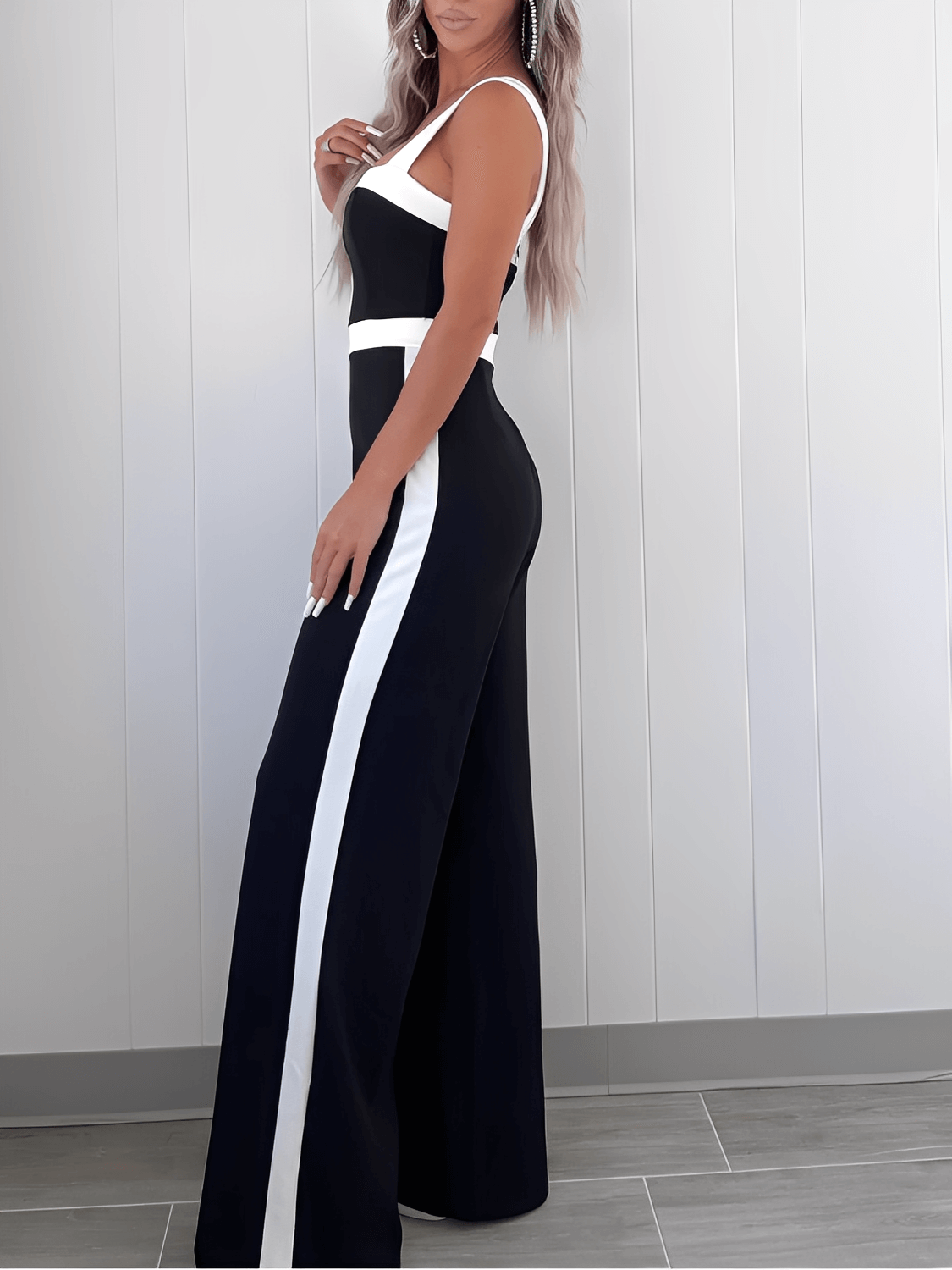 Macacão Feminino Longo Pantalona Acinturado com Faixas Laterais Contrastantes Gola Quadrada e Alças Largas – Giana