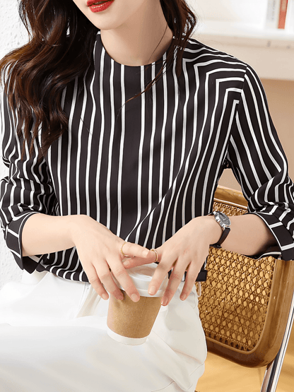 Camisa Feminina com Design Geométrico em Listras Gola Redonda e Punhos com Fechamento em Botão - Leah