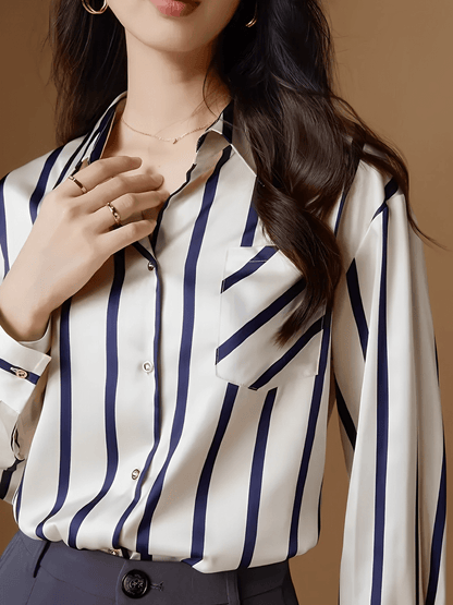 Camisa Feminina Listrada Acetinada com Bolso Frontal Gola Polo e Fechamento em Botões - Cinthia