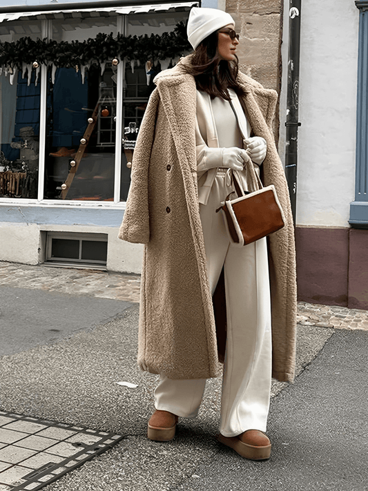 Sobretudo Feminino Longo Teddy em Lã com Cinto Faixa Removível e Fivelas nas Mangas – Jennie