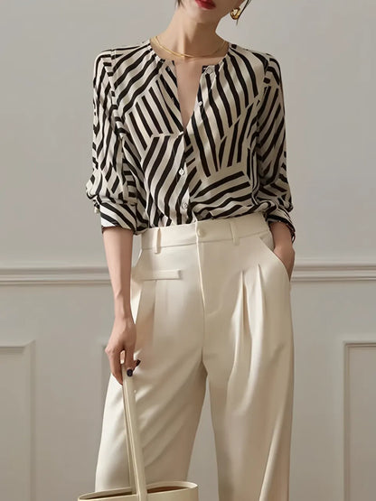Camisa Feminina Listrada com Gola Redonda e Botões - Eudora