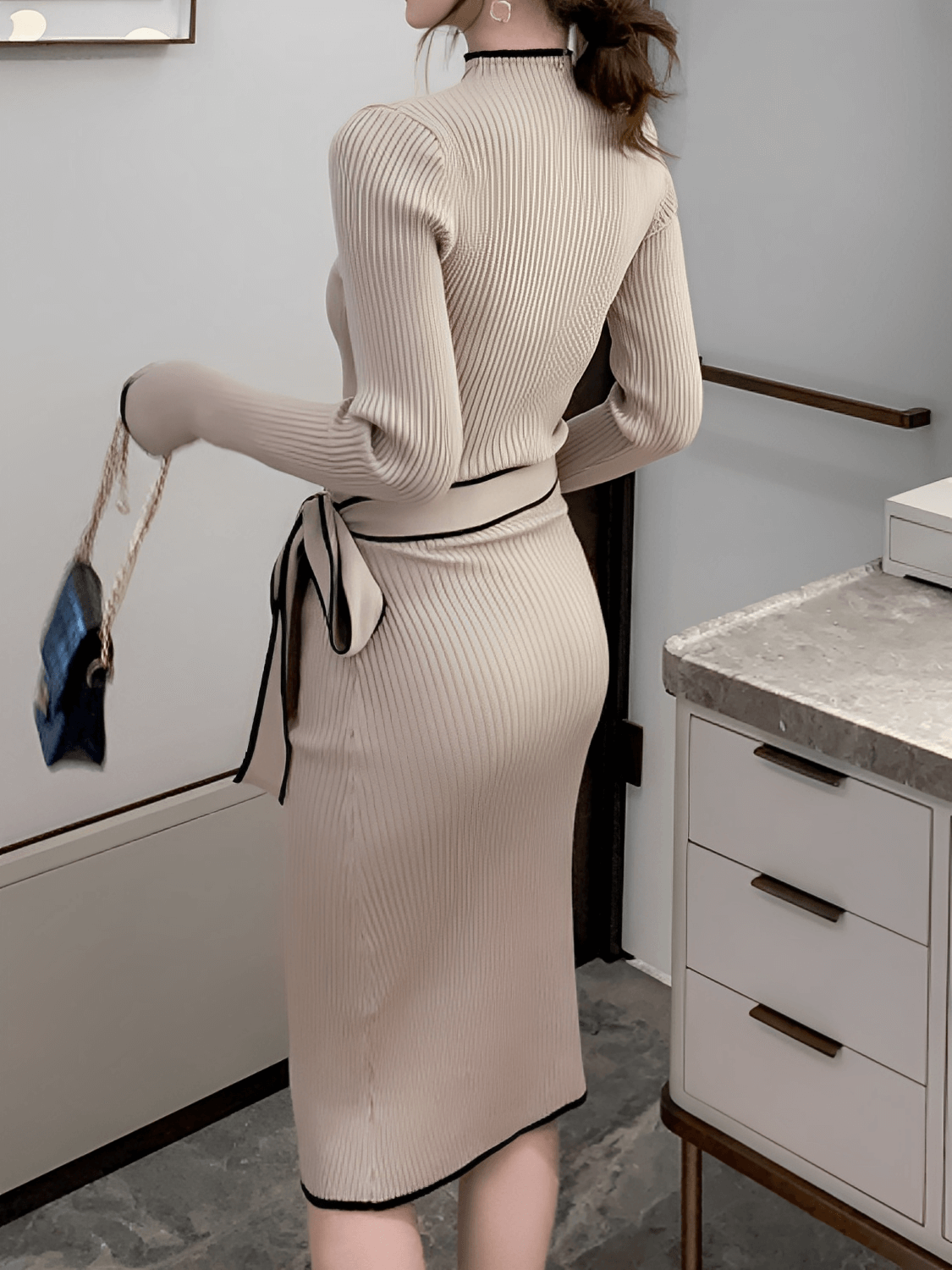 Vestido Feminino em Tricô Canelado com Gola Alta e Amarração Transpassada Lateral  – Apoline