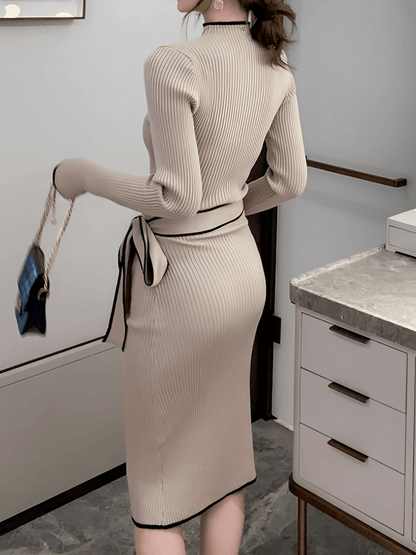 Vestido Feminino em Tricô Canelado com Gola Alta e Amarração Transpassada Lateral  – Apoline