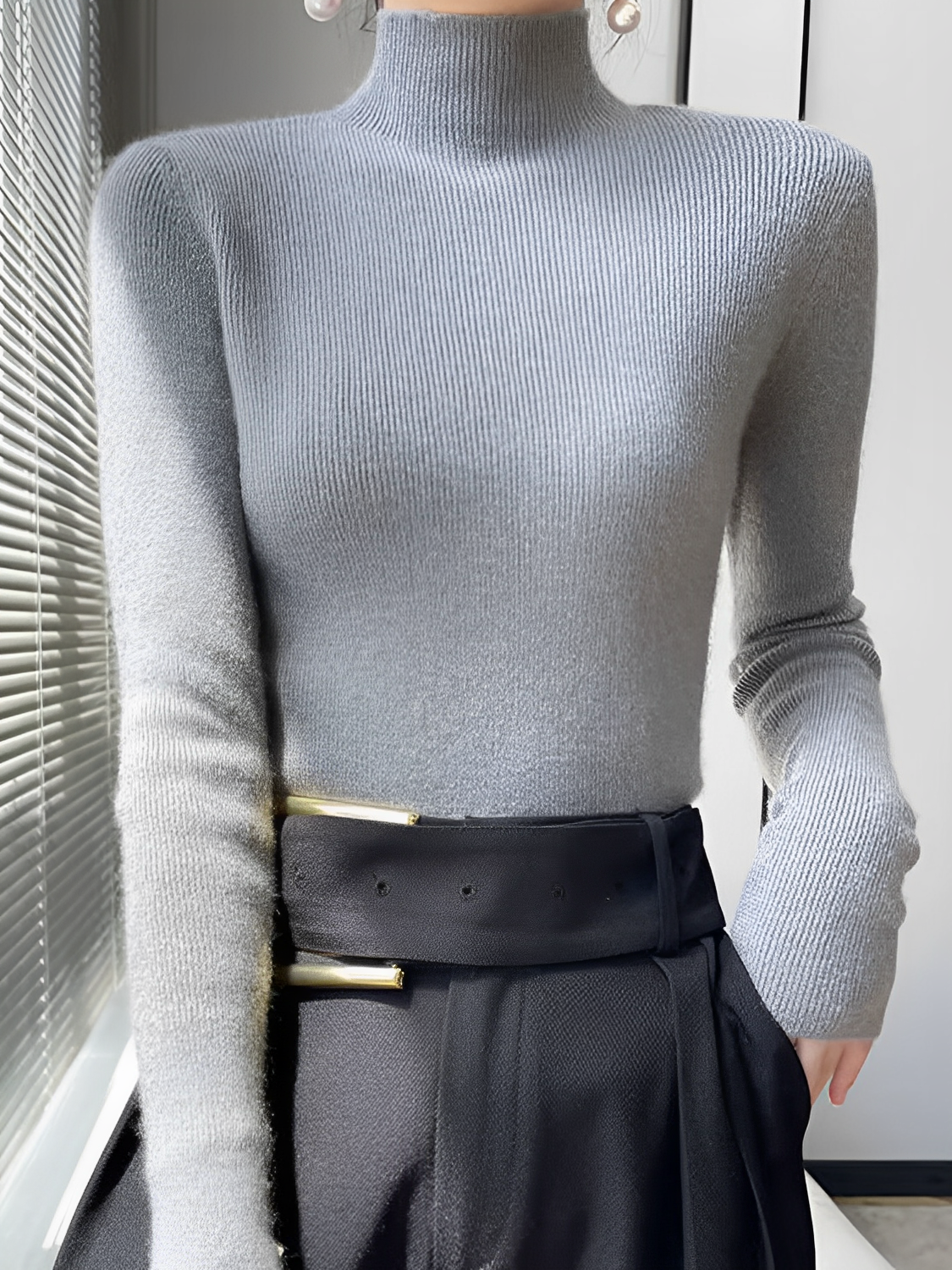 Suéter Feminino  de Tricô Canelado com Gola Alta – Saphira