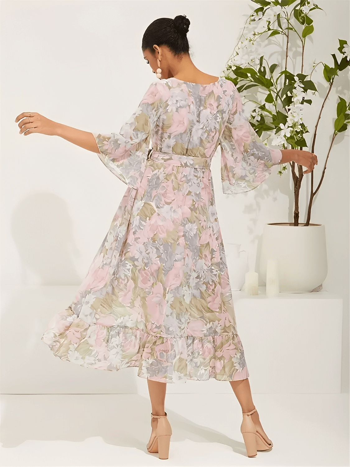 Vestido Feminino Midi Floral em Chiffon Modelagem Evasê com Babado Assimétrico Mangas Sino e Faixa-Cinto  – Alexia