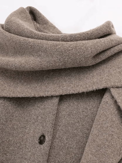 Casaco Feminino Oversized em Lã Batida com Bolsos Frontais Botões e Cachecol Removível com Franjas – Marjorie