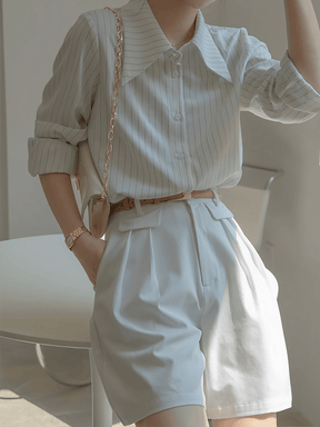Camisa Vintage com Listras Finas Gola Ampla e Punhos Ajustados - Lucia