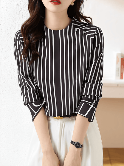 Camisa Feminina com Design Geométrico em Listras Gola Redonda e Punhos com Fechamento em Botão - Leah