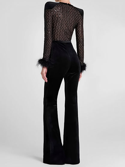 Macacão Feminino de Renda com Lantejoulas Ombreira e Punhos de Plumas e Calça Flare de Veludo - Noir