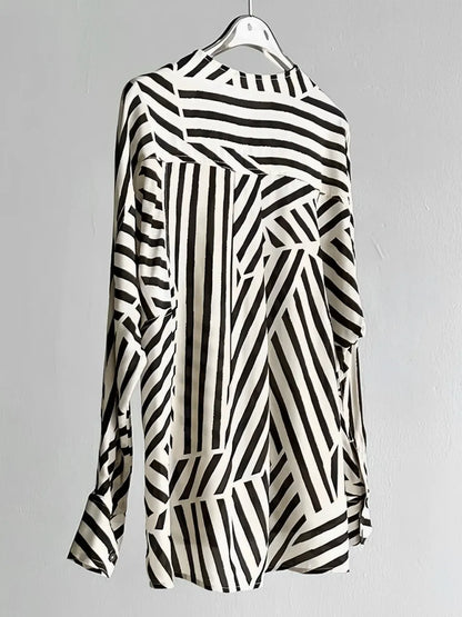 Camisa Feminina Listrada com Gola Redonda e Botões - Eudora