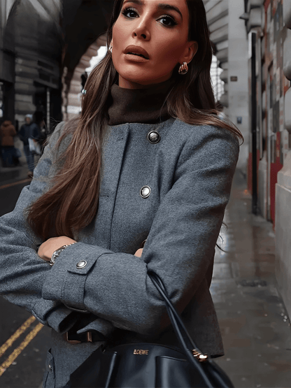 Conjunto Feminino em Alfaiataria Estruturada com Casaco Trespassado de Botões Duplos Ombreira Decorativa e Saia Curta Plissada – Cristine