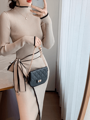 Vestido em Tricô Canelado com Gola Alta e Laço Transpassado – Apoline