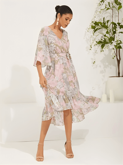 Vestido Feminino Midi Floral em Chiffon Modelagem Evasê com Babado Assimétrico Mangas Sino e Faixa-Cinto  – Alexia