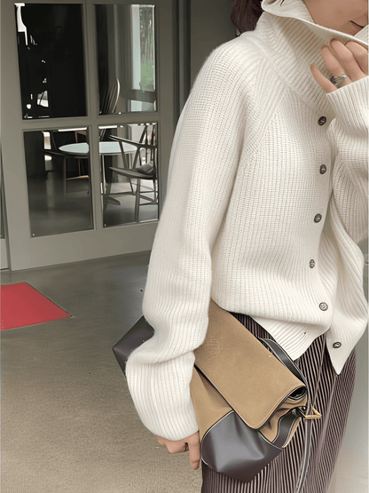 Cardigan Feminino em Lã com Gola Alta Ampla Estruturada e Fechamento em Botões  – Romana
