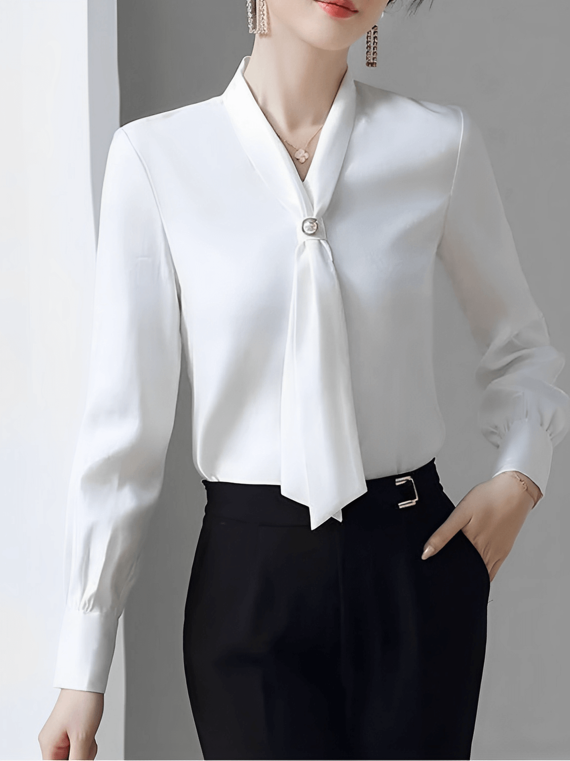 Camisa Feminina em Chiffon com Gola Lenço e Botão Perolado - Eulália