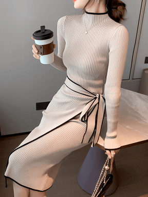 Vestido em Tricô Canelado com Gola Alta e Laço Transpassado – Apoline