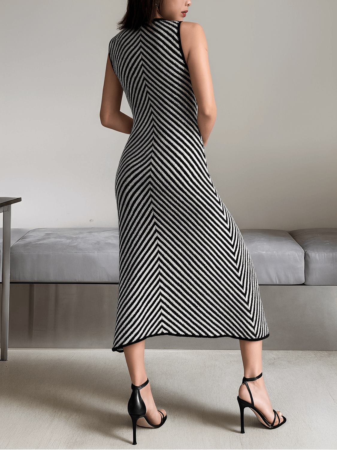 Vestido Feminino Midi Alongado em Tricô Leve Estruturado com Listras Zigue-Zague Preto e Branco – Doralice