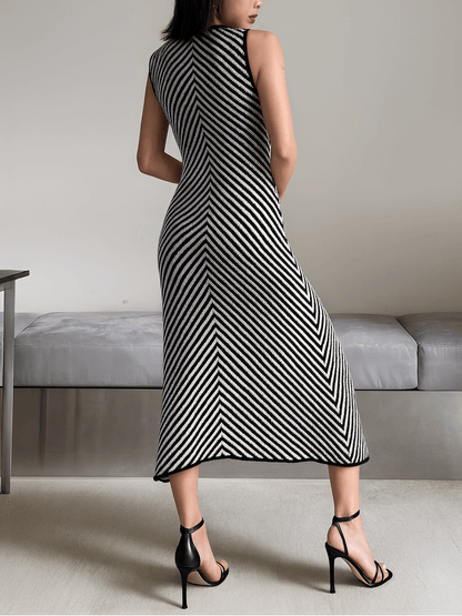 Vestido Feminino Midi Alongado em Tricô Leve Estruturado com Listras Zigue-Zague Preto e Branco – Doralice