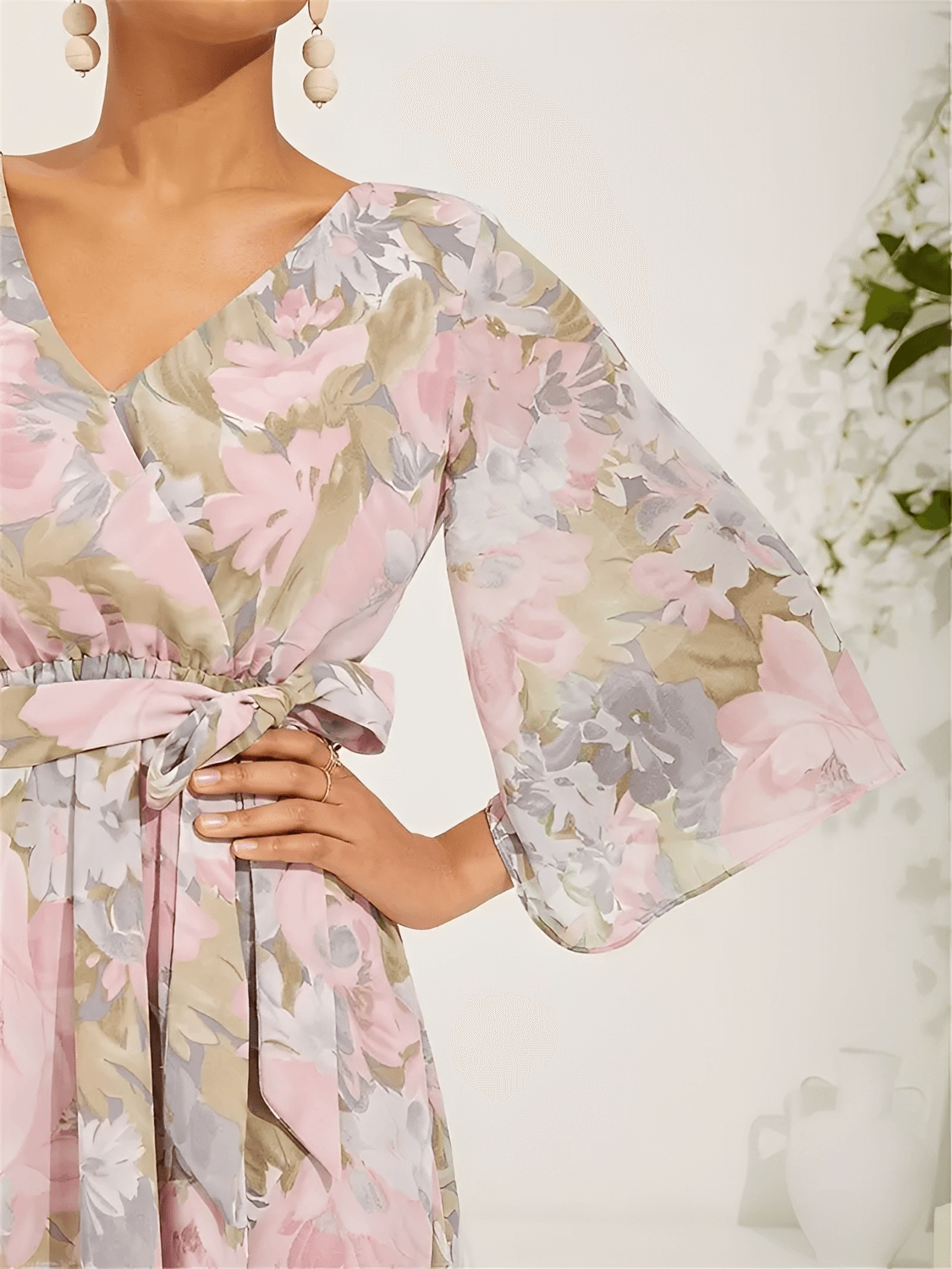 Vestido Feminino Midi Floral em Chiffon Modelagem Evasê com Babado Assimétrico Mangas Sino e Faixa-Cinto  – Alexia