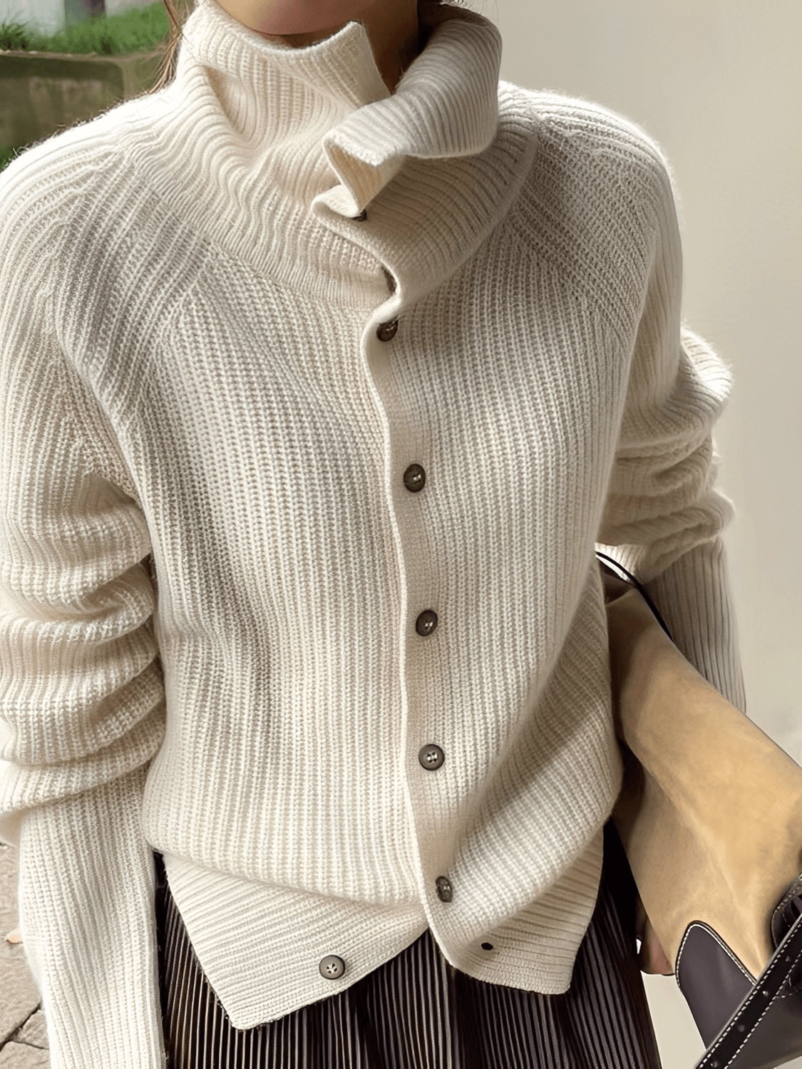 Cardigan Feminino em Lã com Gola Alta Ampla Estruturada e Fechamento em Botões  – Romana