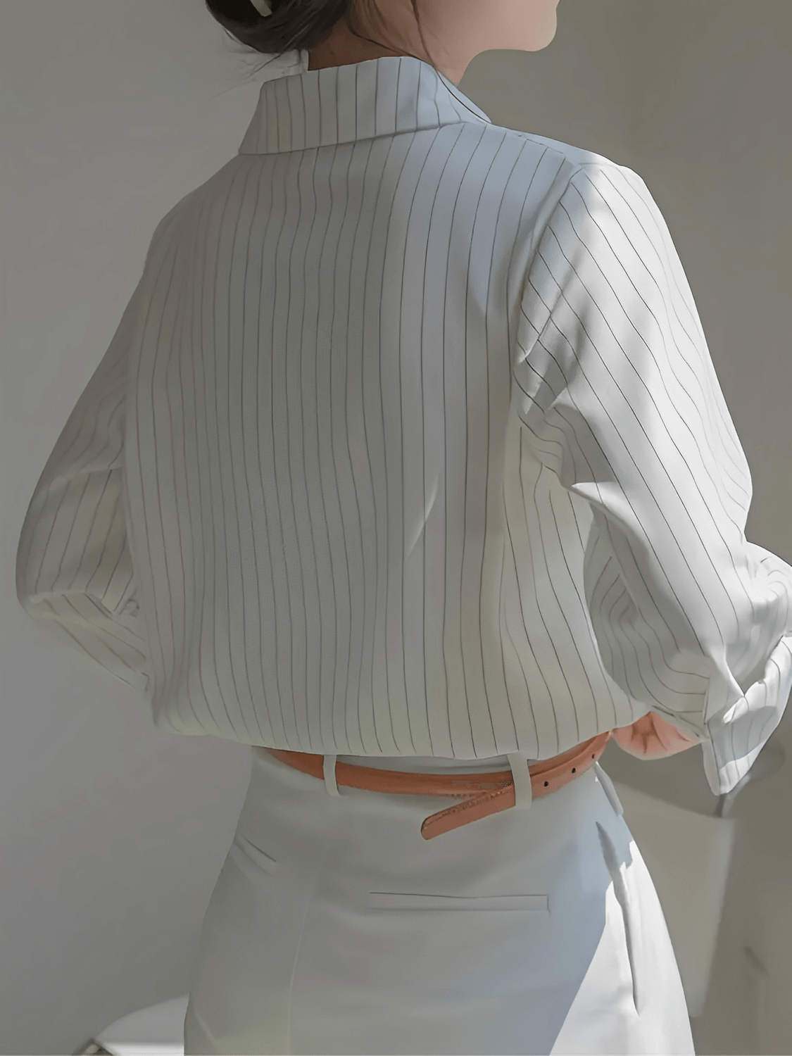 Camisa Vintage com Listras Finas Gola Ampla e Punhos Ajustados - Lucia