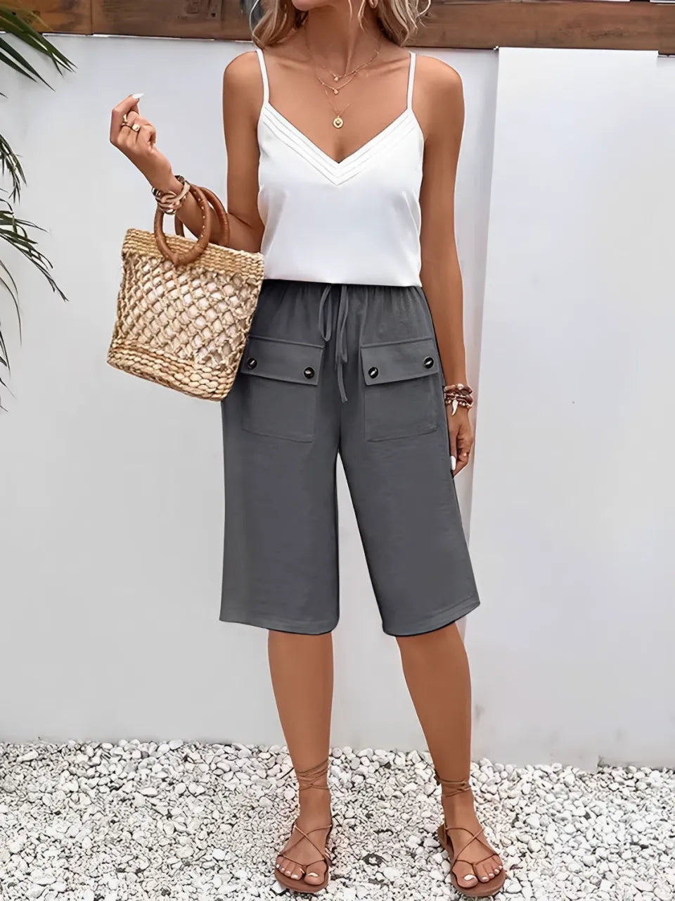 Bermuda Feminina com Bolsos Cargo e Cintura Elástica Ajustável – Kylie