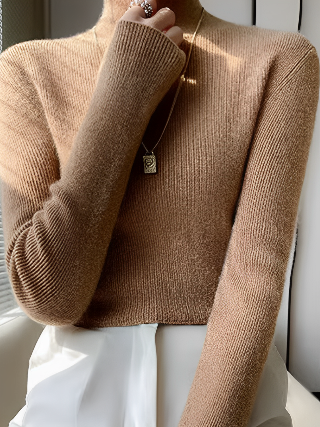 Suéter Feminino  de Tricô Canelado com Gola Alta – Saphira