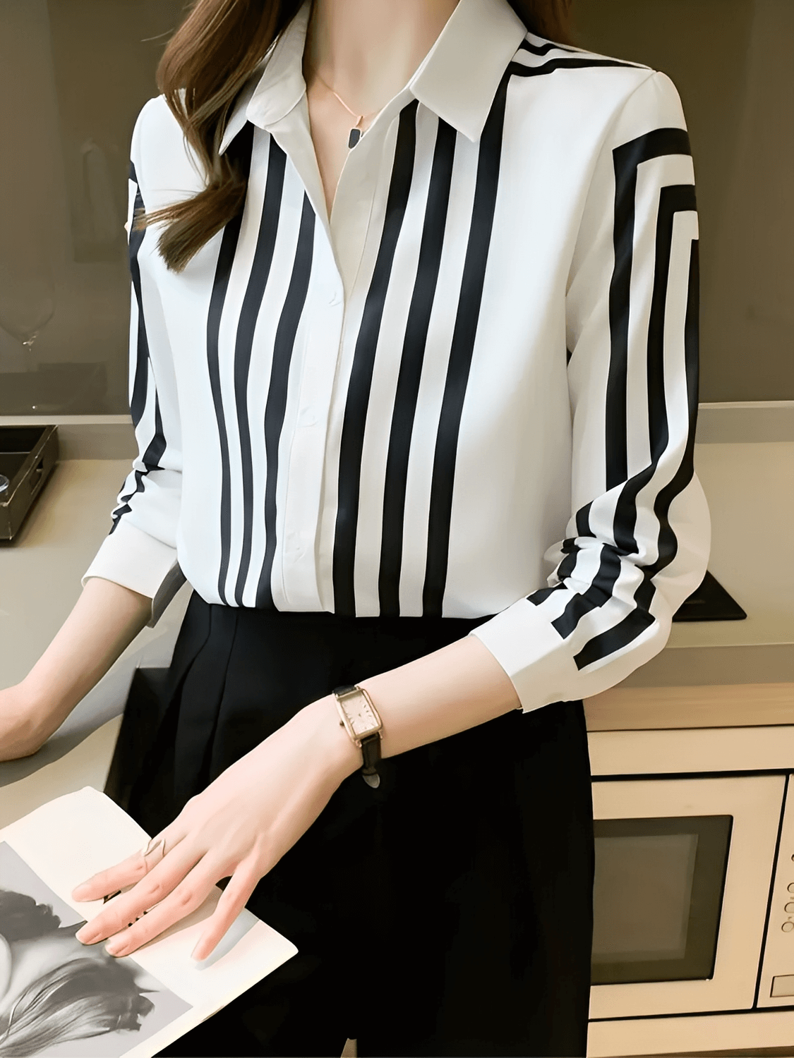 Camisa Feminina Estampada com Listras Geométricas Gola Lapela e Fechamento em Botões - Helenice