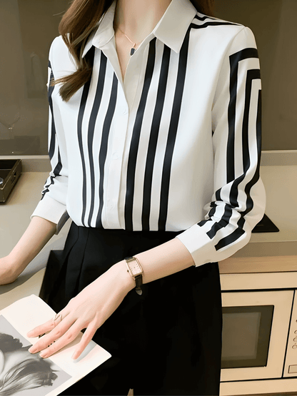 Camisa Feminina Estampada com Listras Geométricas Gola Lapela e Fechamento em Botões - Helenice