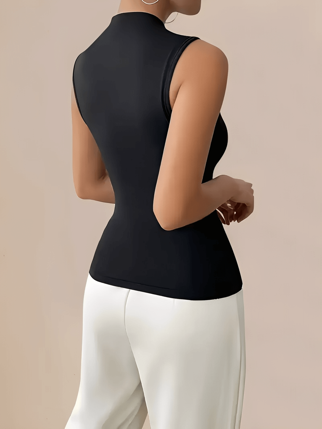 Blusa Feminina com Decote Assimétrico e Ornamento Metálico Dourado na Alça  – Pietra