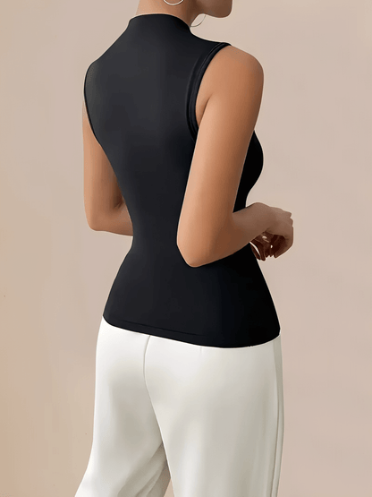 Blusa Feminina com Decote Assimétrico e Ornamento Metálico Dourado na Alça  – Pietra