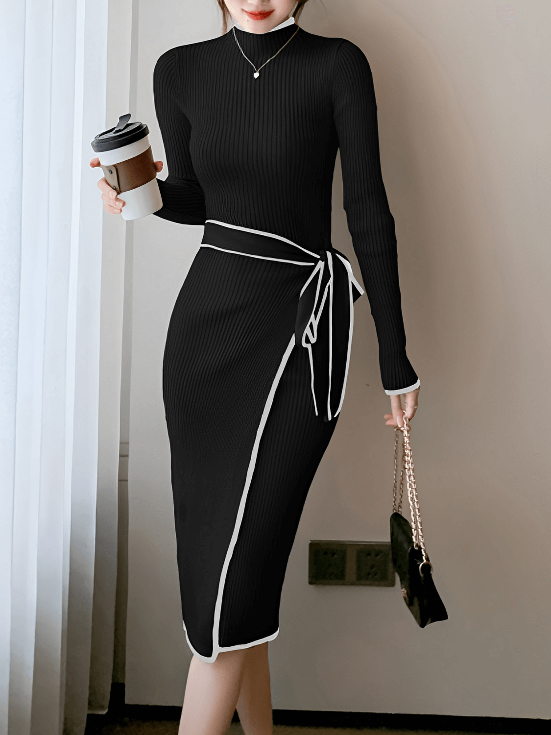 Vestido Feminino em Tricô Canelado com Gola Alta e Amarração Transpassada Lateral  – Apoline