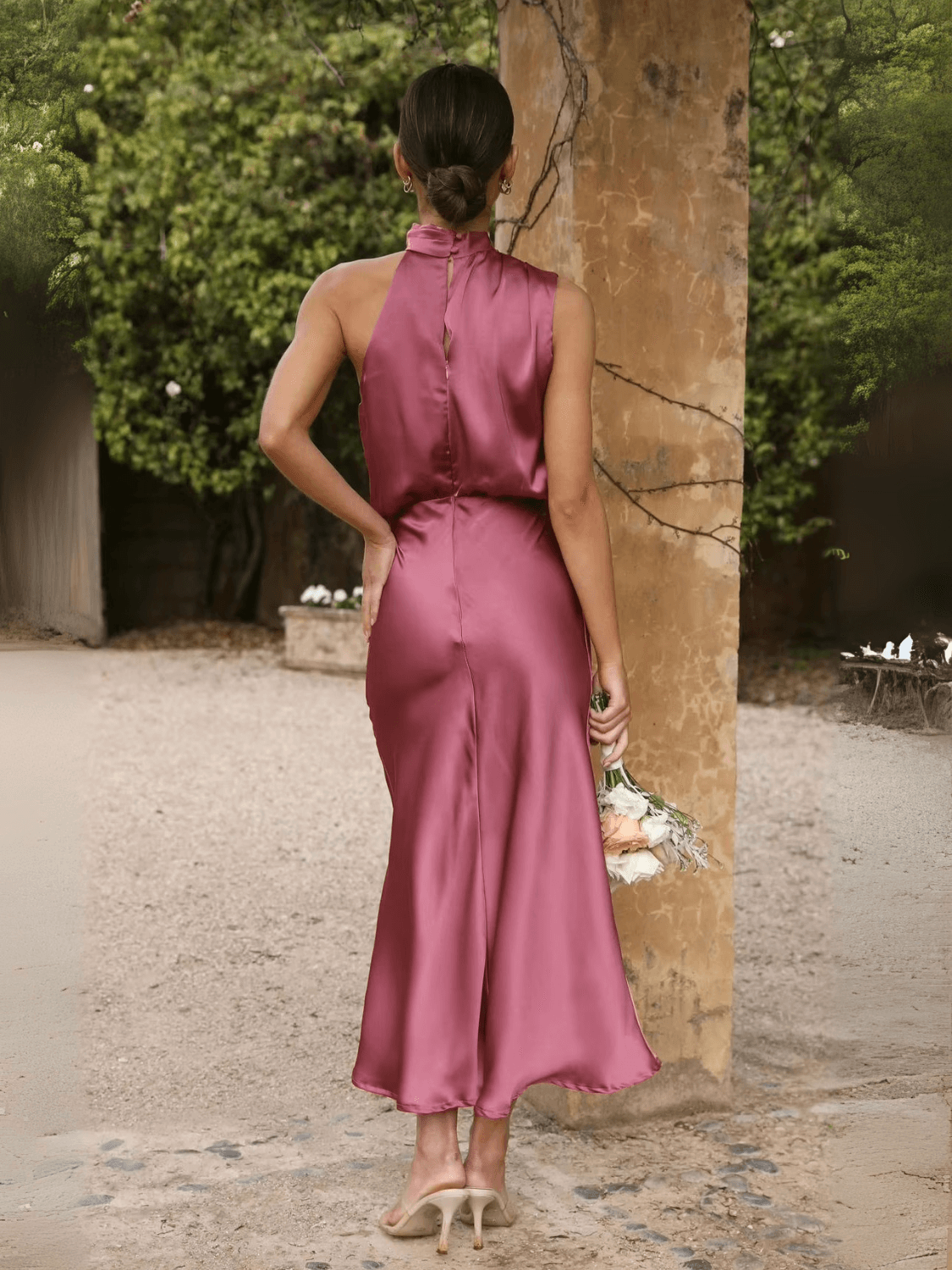 Vestido Feminino Midi Acetinado com Modelagem Acinturada Gola Alta e Detalhe Drapeado Elegante  – Rayca