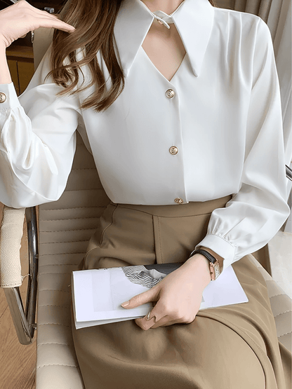 Camisa Feminina Acetinada com Gola Lapela Alongada e Fecho Decorativo Elegante no Pescoço – Lira